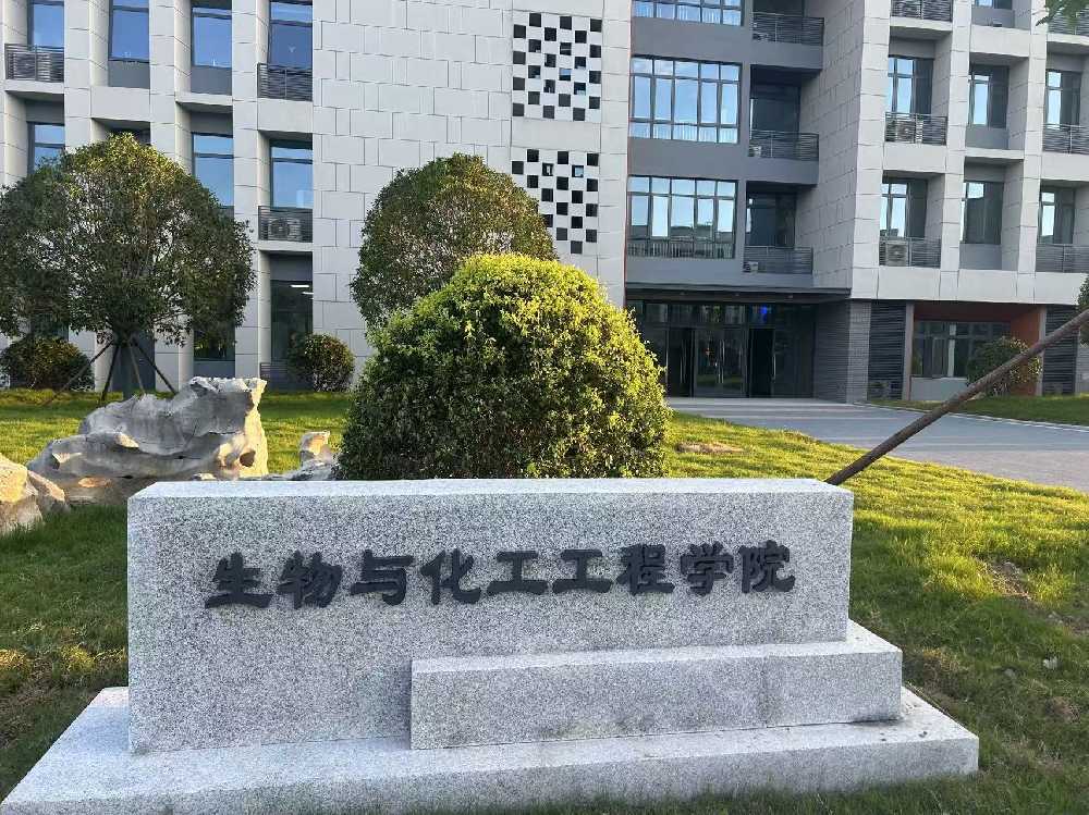 和静县扬州职业大学体育场高杆灯项目